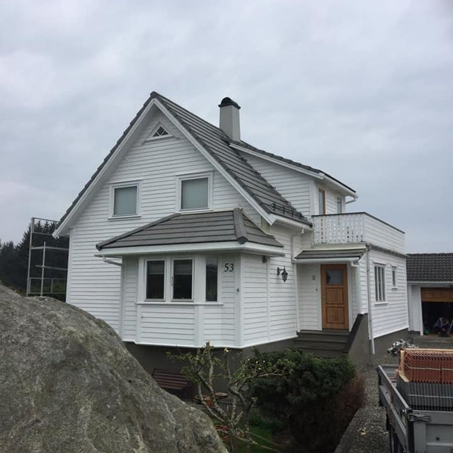 Hvitt hus med svart tak