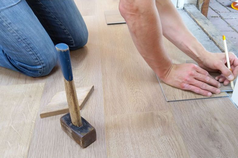 Bilde av arbeider og gulv