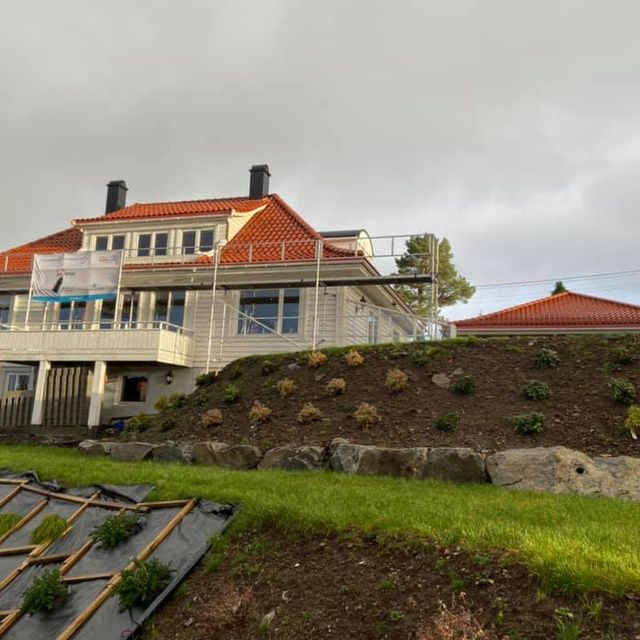 Stort hvitt hus med 