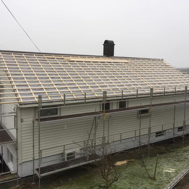 Bilde av hus med arbeid på tak