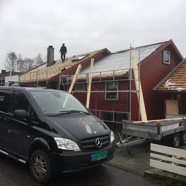 Bilde av hus med arbeid på tak