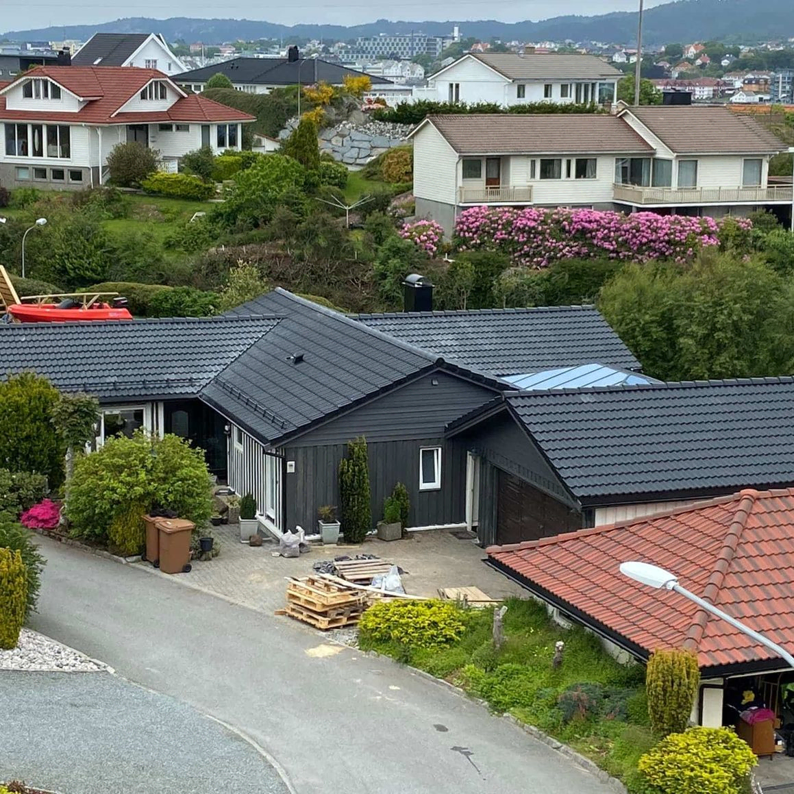 Mørkt hus med svart tak