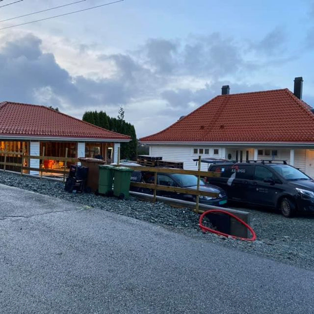 Hvite hus med røde tak