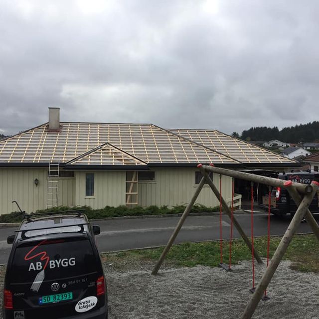 Bilde av hus med arbeid på tak